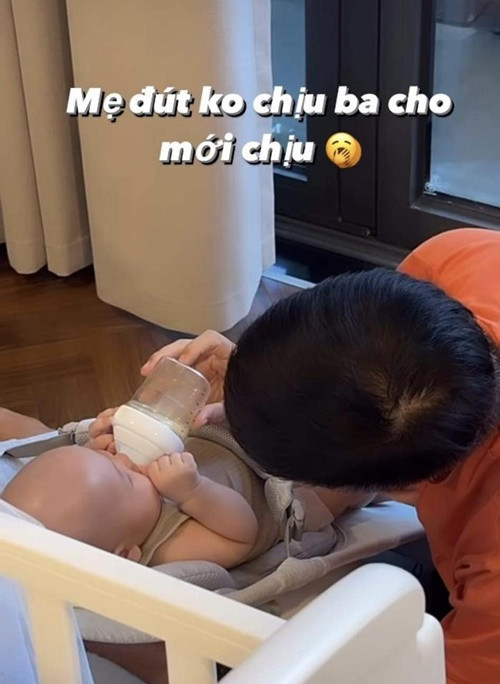 Minh Hằng khoe chồng cho con uống sữa.