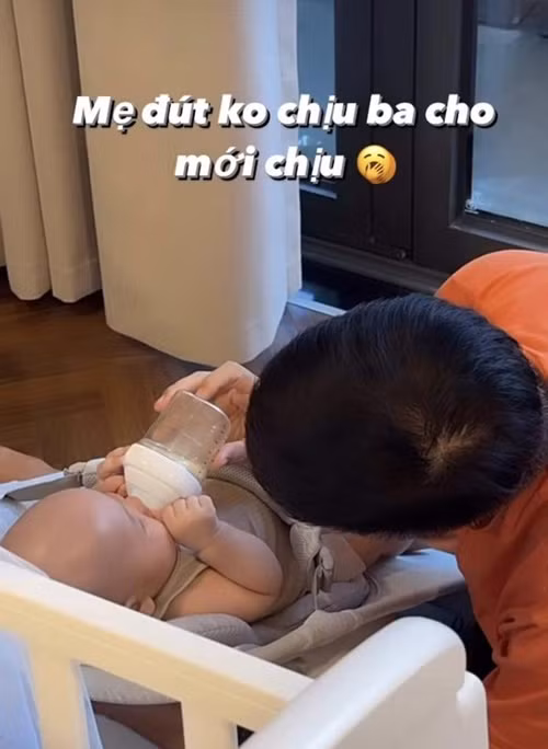 Minh Hằng khoe chồng cho con uống sữa.