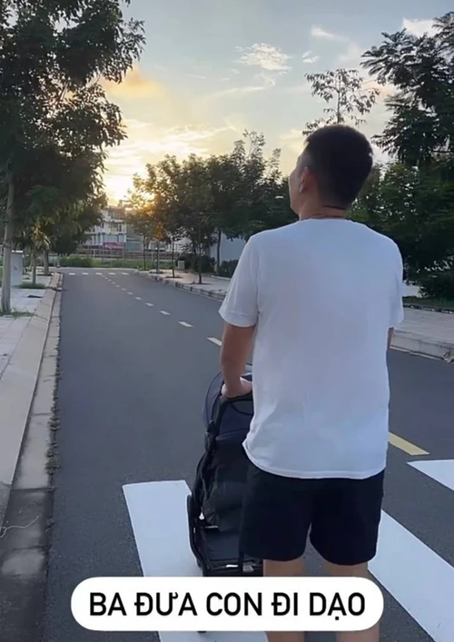 Chồng đại gia của Minh Hằng hỗ trợ vợ chăm sóc con trai nhỏ.