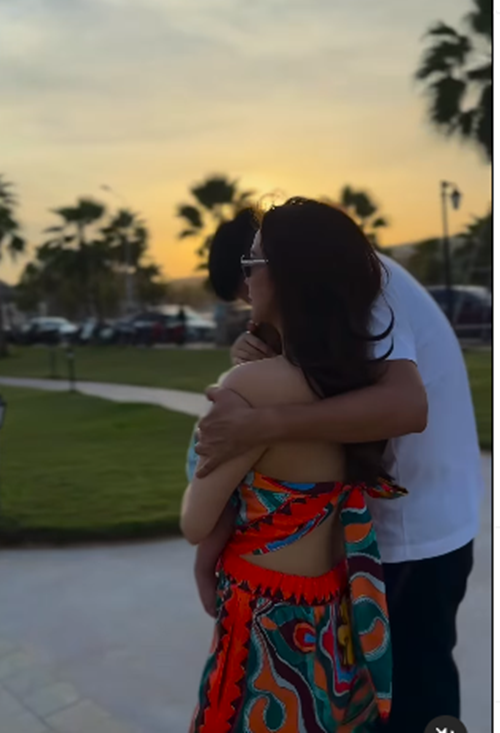 Vợ chồng nữ ca sĩ đưa con trai đi dạo.