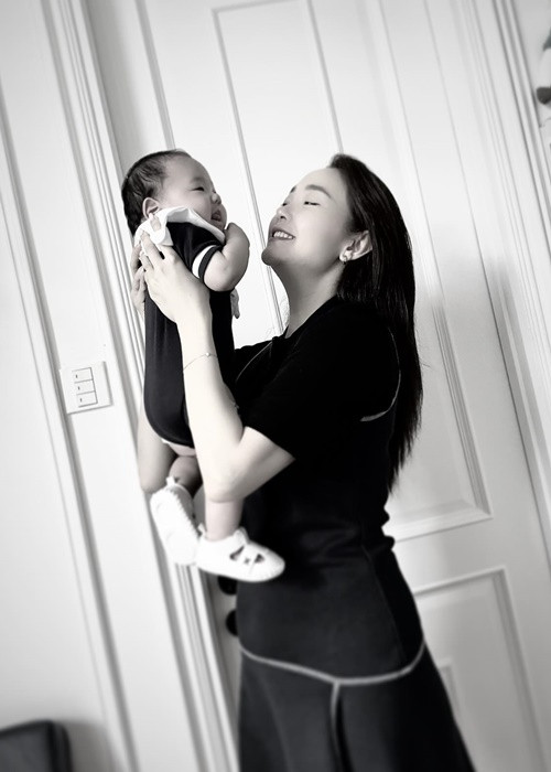 Minh Hằng đưa con trai đi tiêm lúc 3 tháng tuổi.