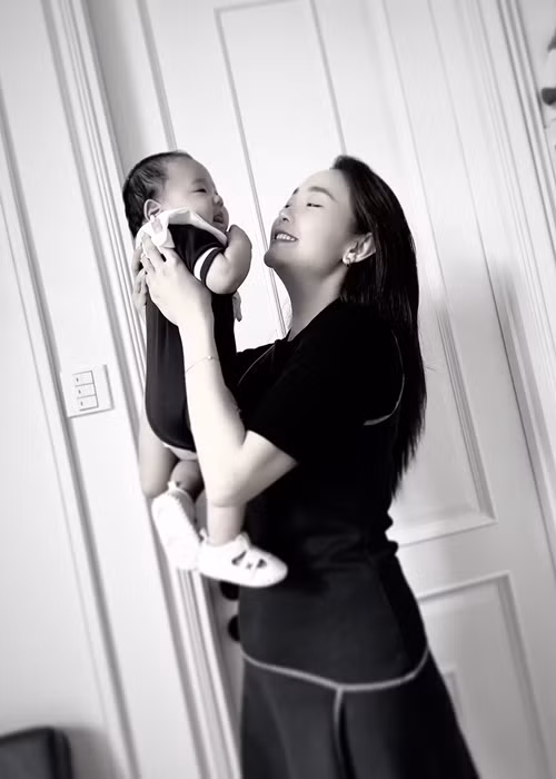 Minh Hằng đưa con trai đi tiêm lúc 3 tháng tuổi.