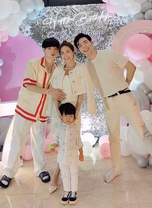 “Chúng tôi nhìn vào nhau và nhắc nhau cố gắng. Khi nhìn thấy anh chị thành công, mình không thể nào ngồi yên được. Tôi quan sát và cố gắng đầu tư hơn vào sản phẩm. Đó chính là động lực”, Erik nói. 