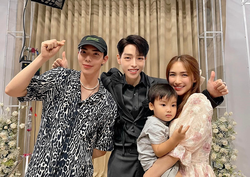 Cũng theo Erik, 3 chị em vì rất hiếm khi cãi nhau hay bất đồng. “Từ khi bắt đầu, chúng tôi quá thẳng thắn, chia sẻ mọi điều nên hiểu nhau. Tới giờ cũng đã 4 năm rồi, chúng tôi hiểu tính cách nhau và sẽ biết cách giải quyết mọi tranh cãi”, Erik cho hay.