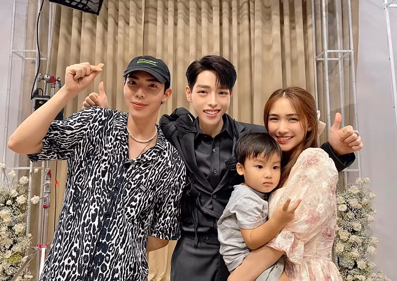 Cũng theo Erik, 3 chị em vì rất hiếm khi cãi nhau hay bất đồng. “Từ khi bắt đầu, chúng tôi quá thẳng thắn, chia sẻ mọi điều nên hiểu nhau. Tới giờ cũng đã 4 năm rồi, chúng tôi hiểu tính cách nhau và sẽ biết cách giải quyết mọi tranh cãi”, Erik cho hay.