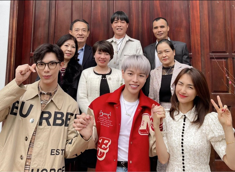 Gia đình của 3 chị em nhà “Hoa dâm bụt” cũng có mối quan hệ thân thiết, thường gặp mặt vào dịp lễ Tết.