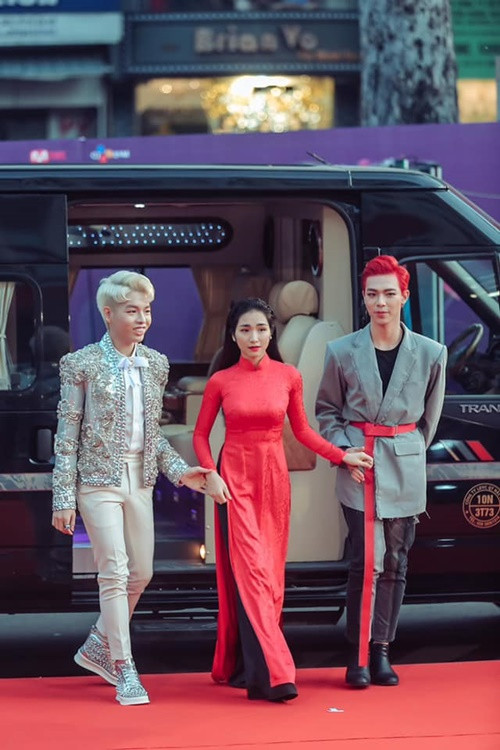 Khi Hòa Minzy khoe chuyện mang thai bé Bo, Đức Phúc rơi nước mắt, Erik rưng rưng hạnh phúc. Sau này, khi bé Bo chào đời, Đức Phúc và Erik thường xuyên đến chơi và tặng quà cho cháu.