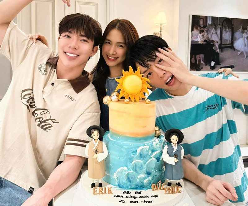 Trong cuộc phỏng vấn với Tổ Quốc, Erik cho biết, hội “Hoa dâm bụt” có sự cạnh tranh tích cực về hoạt động nghệ thuật.