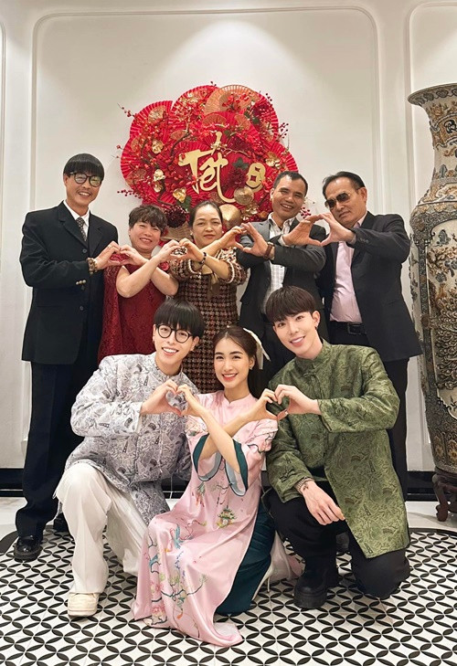 Chia sẻ trên Dân Việt, Erik cho hay, mỗi khi một trong ba người hội “Hoa dâm bụt” có sản phẩm âm nhạc mới, hai người còn lại chủ động lên mạng xã hội chia sẻ giúp, liên tục cập nhật để giới thiệu, quảng bá cho nhau.