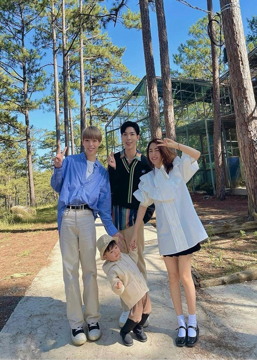 “Em sẽ luôn trân trọng những khoảnh khắc tuyệt vời này và chỉ mong rằng 3 chị em mình sẽ mãi yêu thương, chia sẻ, đùm bọc lẫn nhau như vậy đến già. Già không có ai chăm thì vẫn có ba chị em chăm nhau. Em yêu hai chị em của em rất nhiều”, Đức Phúc viết trên trang cá nhân.