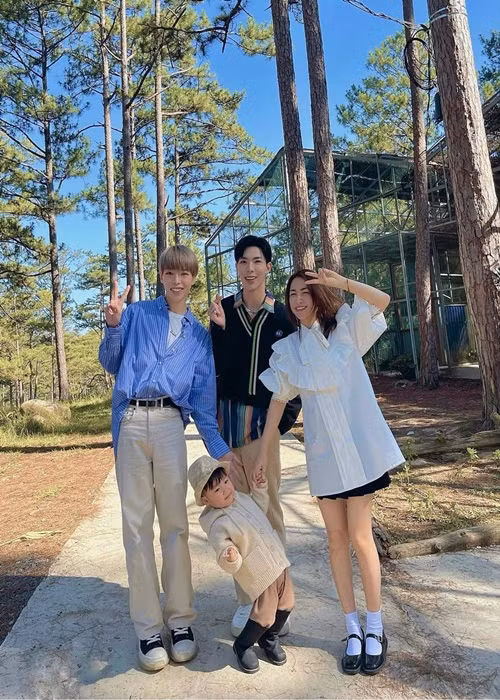 “Em sẽ luôn trân trọng những khoảnh khắc tuyệt vời này và chỉ mong rằng 3 chị em mình sẽ mãi yêu thương, chia sẻ, đùm bọc lẫn nhau như vậy đến già. Già không có ai chăm thì vẫn có ba chị em chăm nhau. Em yêu hai chị em của em rất nhiều”, Đức Phúc viết trên trang cá nhân.