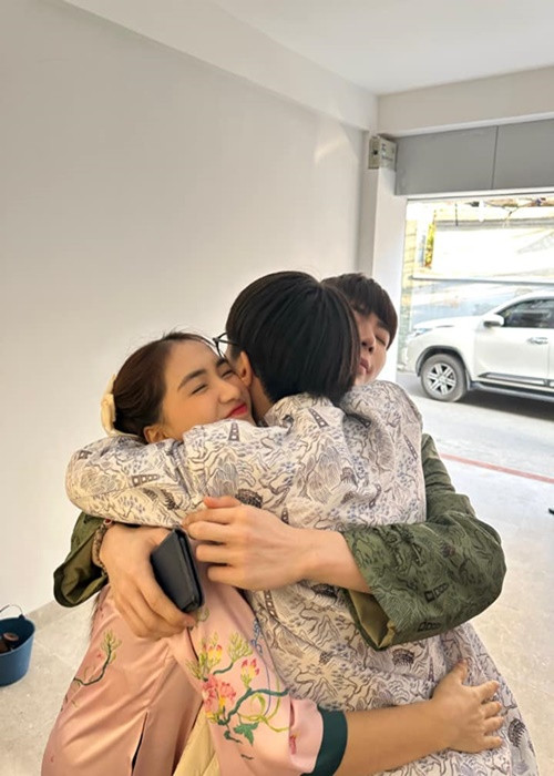 Đức Phúc từng chia sẻ, anh luôn biết ơn ông trời vì đã cho anh gặp Hòa Minzy và Erik. Thậm chí, nam ca sĩ cho rằng anh không thể sống thiếu Hòa Minzy và Erik cũng như không để mất hai người này.