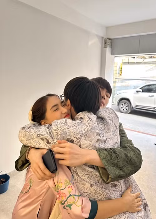 Đức Phúc từng chia sẻ, anh luôn biết ơn ông trời vì đã cho anh gặp Hòa Minzy và Erik. Thậm chí, nam ca sĩ cho rằng anh không thể sống thiếu Hòa Minzy và Erik cũng như không để mất hai người này.