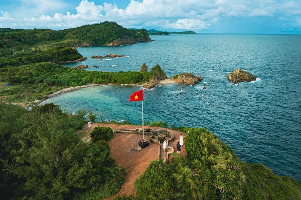 Tìm tới Cô Tô vào thời điểm cuối năm, nhiều du khách không khỏi thích thu với vẻ đẹp trầm lặng nhưng nên thơ, thanh bình nơi đây.