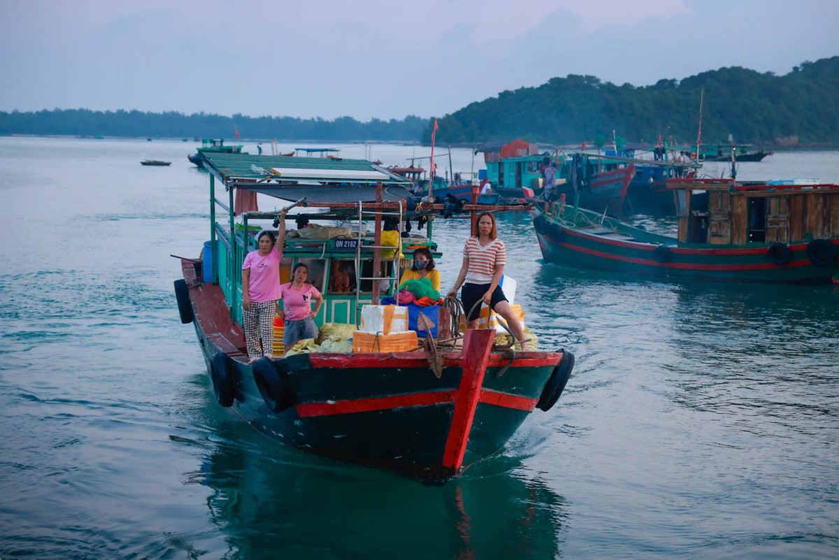 Những người phụ nữ trở về sau một đêm bắt ốc. Đã qua mùa cao điểm du lịch nên giá hải sản tại đảo rất phải chăng. Du khách có thể dễ dàng tìm mua để chế biến tại đảo hoặc mang về đất liền làm quà.