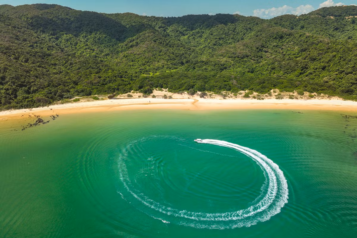 Với diện tích 27km2, Thanh Lân là hòn đảo lớn nhất trong quần đảo, cách trung tâm huyện đảo Cô Tô 4km đường biển, tương đương 20 phút đi bằng đò. Trên đảo có nhiều bãi biển thơ mộng như bãi Hải Quân, C76, bãi Ba Châu... và những bãi đá trầm tích hùng vĩ màu xám đặc trưng, bề mặt nhẵn mịn.