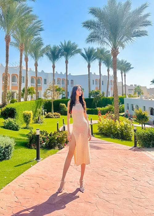 Bao Ngoc khoe dang goi cam truoc them chuyen giao vuong mien