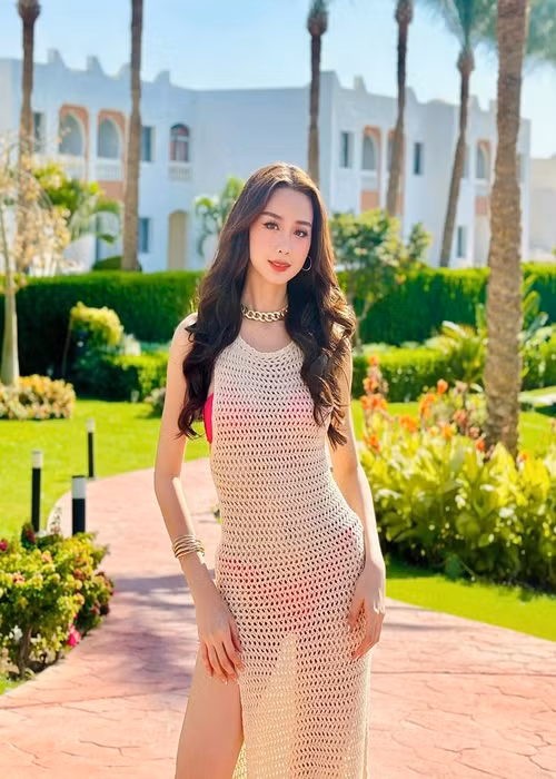 Bảo Ngọc liên tục diện trang phục gợi cảm khi đồng hành cùng các thí sinh. Ảnh: FBNV.