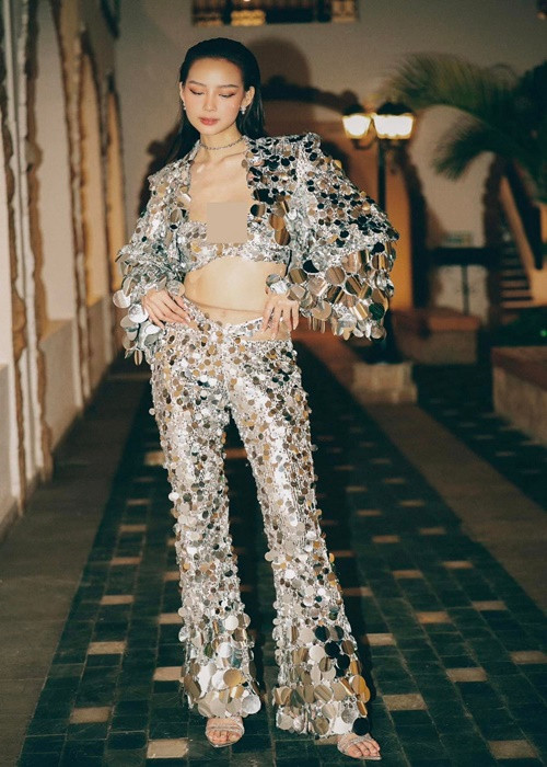 Bảo Ngọc chuộng mặc trang phục khoe vòng một trong những ngày cuối nhiệm kỳ. Ảnh: FBNV.