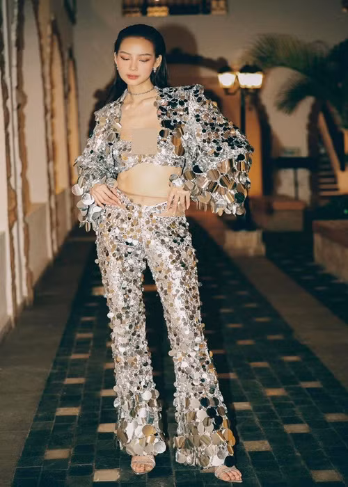 Bảo Ngọc chuộng mặc trang phục khoe vòng một trong những ngày cuối nhiệm kỳ. Ảnh: FBNV.