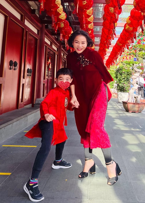 Nữ ca sĩ sử dụng biểu tượng ngộ nghĩnh để che mặt con hay chụp góc ảnh từ đằng sau. Ảnh: FBNV.