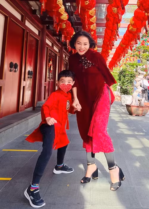 Nữ ca sĩ sử dụng biểu tượng ngộ nghĩnh để che mặt con hay chụp góc ảnh từ đằng sau. Ảnh: FBNV.