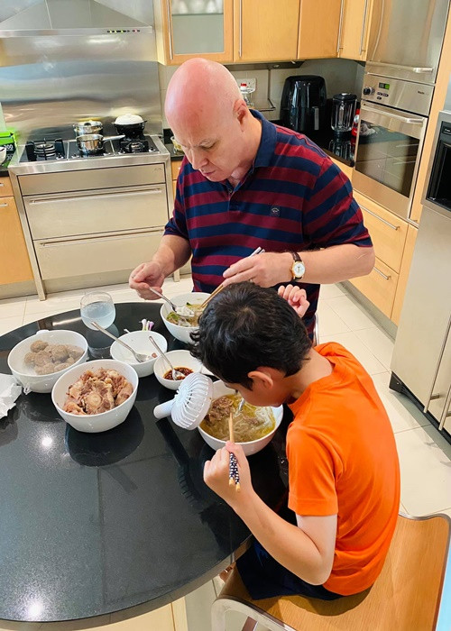 Chồng Thu Minh chăm sóc con trai khi nữ ca sĩ vắng nhà. Ảnh: FBNV.