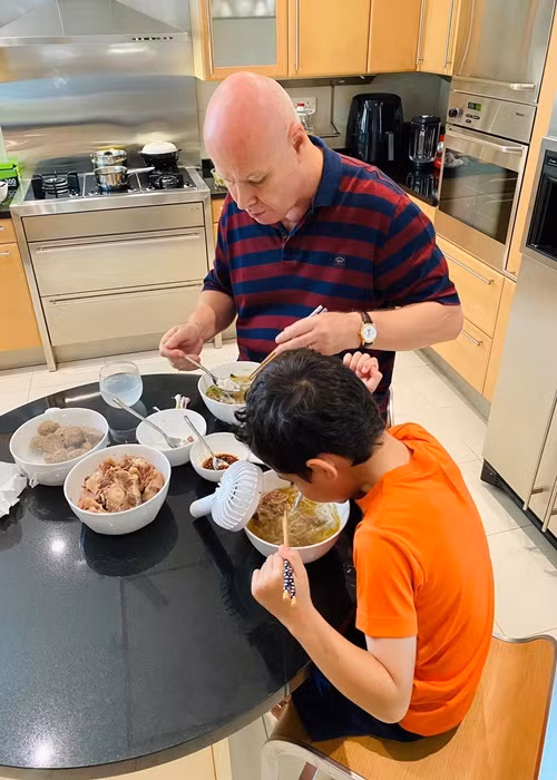 Chồng Thu Minh chăm sóc con trai khi nữ ca sĩ vắng nhà. Ảnh: FBNV.