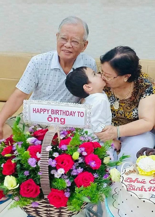 Con trai Thu Minh sinh ra trong nhung lụa nhưng cậu nhóc được vợ chồng Thu Minh rèn tính tự lập ngay từ khi còn nhỏ. Ảnh: FBNV.