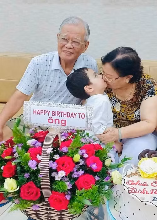 Con trai Thu Minh sinh ra trong nhung lụa nhưng cậu nhóc được vợ chồng Thu Minh rèn tính tự lập ngay từ khi còn nhỏ. Ảnh: FBNV.