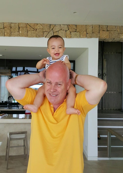 Con trai Thu Minh đáng yêu bên bố ngày còn nhỏ. Ảnh: FBNV.