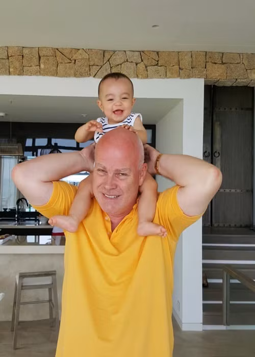 Con trai Thu Minh đáng yêu bên bố ngày còn nhỏ. Ảnh: FBNV.