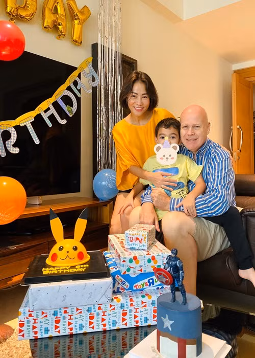 Biết chồng rất yêu con, mê con, Thu Minh mới yên tâm để con cho chồng chăm sóc và đi làm việc. Ảnh: FBNV.