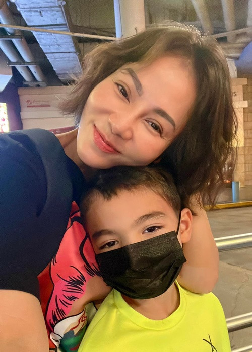 Thu Minh thường xuyên đăng ảnh con trai nhưng khéo léo giấu mặt quý tử. Ảnh: FBNV.