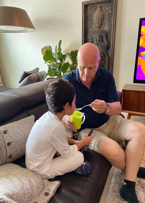 "Bản thân anh cũng là 1 doanh nhân, anh có công việc và những điều lớn lao hơn cả Minh nhưng anh vẫn chấp nhận ở nhà để cận kề, chăm sóc, bảo vệ con, học hành cùng con và giải quyết mọi công việc qua Zoom", Thu Minh chia sẻ trong cuộc phỏng vấn với Tổ Quốc. Ảnh: FBNV.