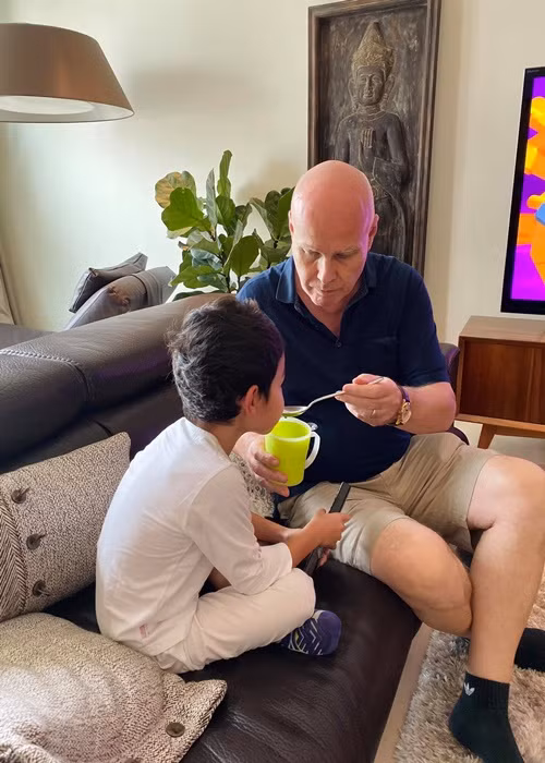 "Bản thân anh cũng là 1 doanh nhân, anh có công việc và những điều lớn lao hơn cả Minh nhưng anh vẫn chấp nhận ở nhà để cận kề, chăm sóc, bảo vệ con, học hành cùng con và giải quyết mọi công việc qua Zoom", Thu Minh chia sẻ trong cuộc phỏng vấn với Tổ Quốc. Ảnh: FBNV.