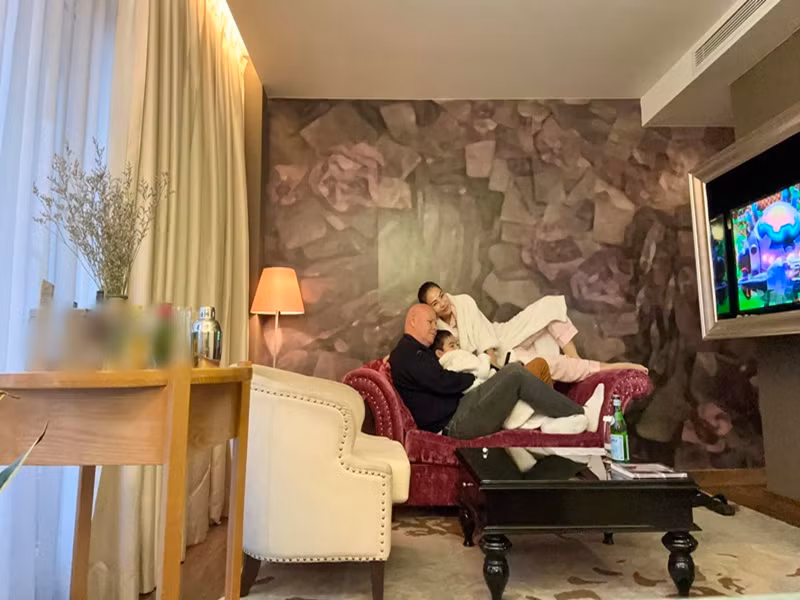 Thu Minh chia sẻ trên Vietnamnet, hơn 10 năm bên nhau, vợ chồng cô không còn sự lãng mạn của ngày mới yêu nhưng tình cảm dành cho nhau không thay đổi, trở thành những người bạn đời tuyệt vời. Ảnh: FBNV.