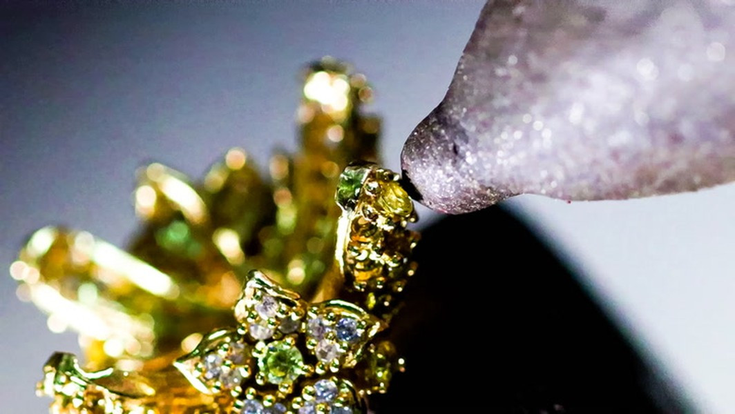 Chúng hoàn hảo tới mức không tìm thấy khiếm khuyết nào giống như ở những viên kim cương được khai thác tự nhiên.