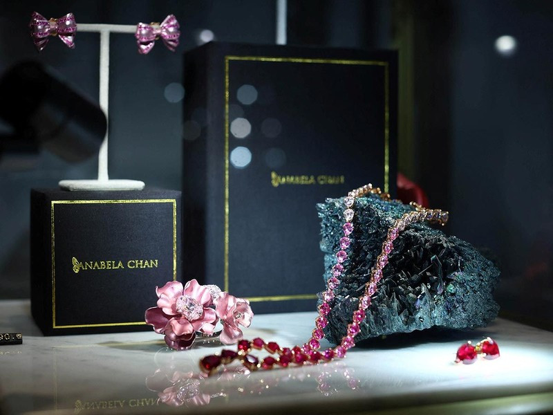 Những viên đá quý hoàn hảo này được phát triển trong phòng thí nghiệm trong thời gian chỉ mất khoảng 10 tuần. Trong khi đó, kim cương tự nhiên cần hàng tỷ năm để hình thành.