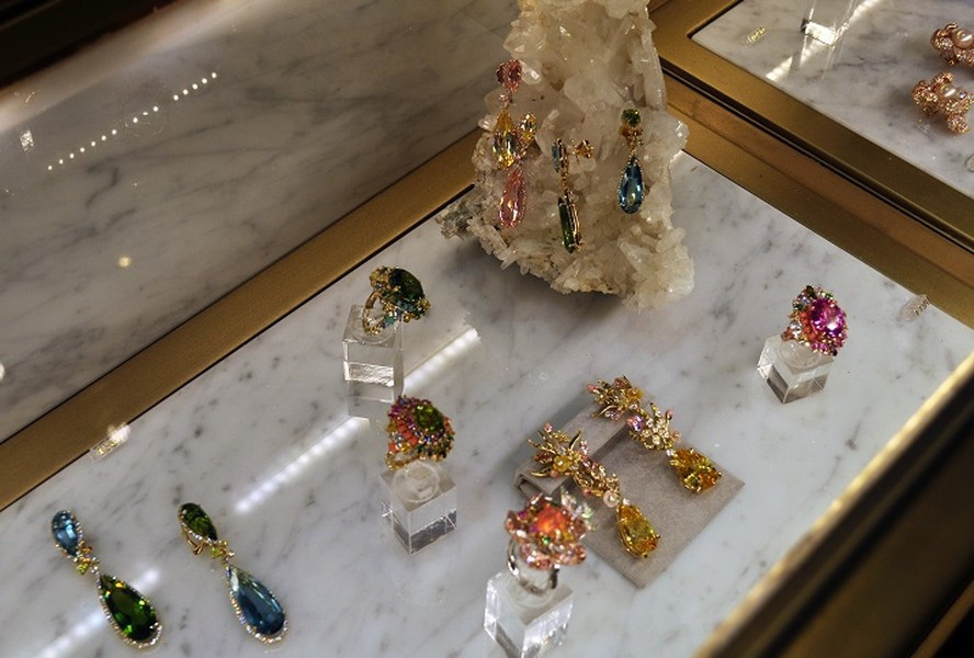 Anabela Chan coi sản phẩm được trưng bày tại cửa hàng của chị ở Knightsbridge, London, Anh như một sự kết hợp giữa "khoa học và nghệ thuật".