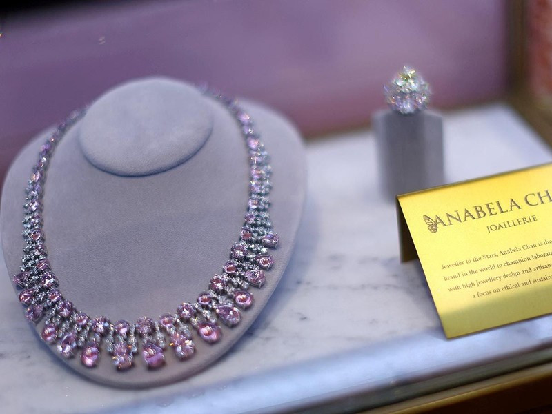 Theo nhà phân tích Edahn Golan, thị trường đồ trang sức được tạo ra từ phòng thí nghiệm đang tăng trưởng mạnh, với mức tăng trưởng hàng năm là 20% trong những năm gần đây và lợi nhuận toàn cầu ở mức 15 tỷ USD.