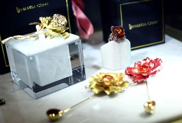 Việc hút carbon dioxide từ không khí và sử dụng nó làm nguồn để phát triển kim cương, biến điều tiêu cực thành điều tích cực, đó là vẻ đẹp của đá quý được tạo ra trong phòng thí nghiệm.