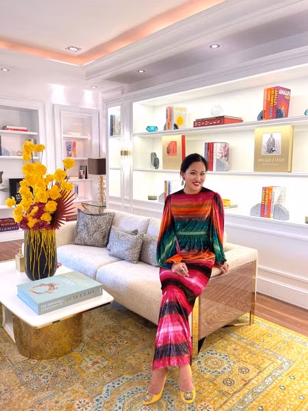 Nhà thiết kế đồ trang sức Anabela Chan tạo ra những viên đá quý, kim cương của mình.