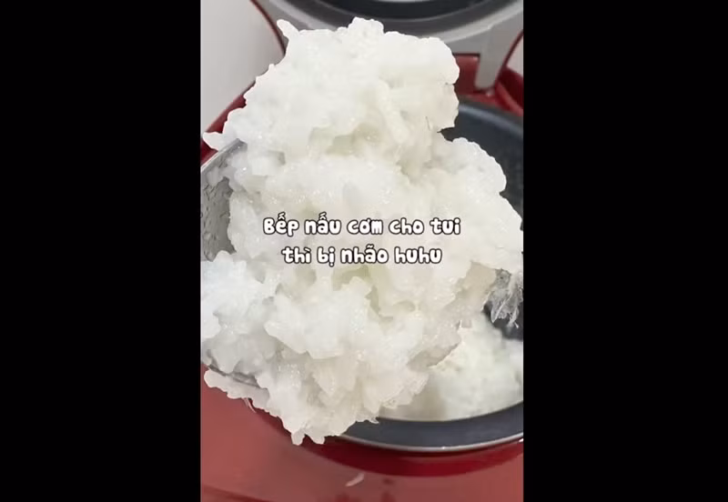 9h30 tối, đầu bếp của Lý Nhã Kỳ nấu cơm. “Lần đầu tiên tôi thấy bạn bếp nấu cơm mà cứ như bánh đúc. Cái này có được gọi là xui đến mức cơm dâng đến miệng mà không được ăn”, cô chia sẻ.