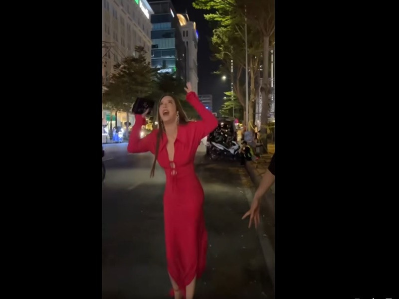 Cô "than thở" phải đi bộ để vào cổng dành cho khách mời.