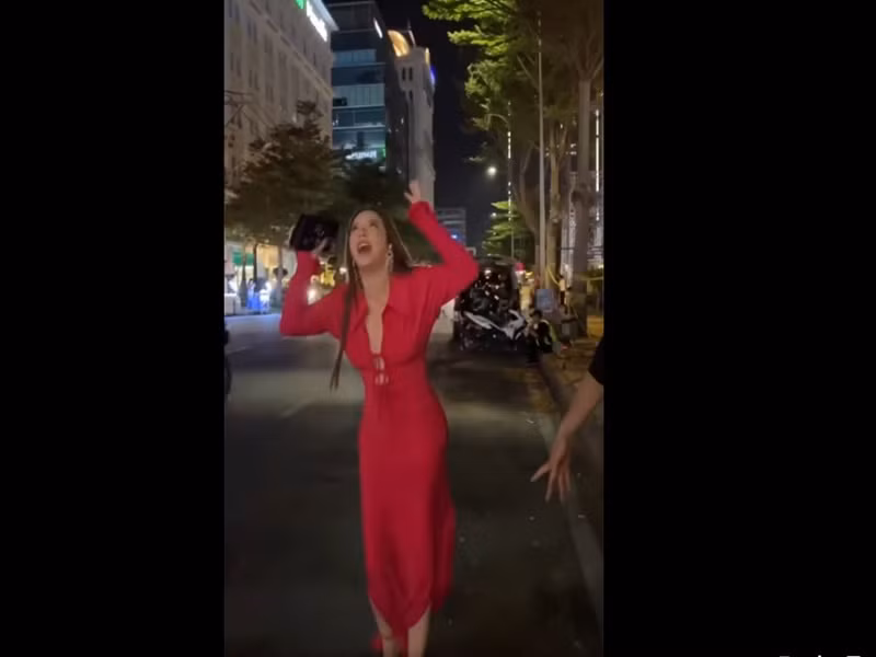 Cô "than thở" phải đi bộ để vào cổng dành cho khách mời.