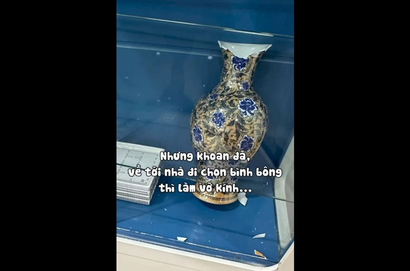 Về nhà, Lý Nhã Kỳ đi chọn bình hoa để mai trang trí, tự nhiên tấm kính rớt và làm bể thêm 2 bình hoa kỷ niệm.