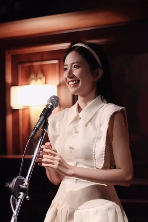 Trong cuộc phỏng vấn với Saostar trước khi Món quà của cha lên sóng, Ngọc Huyền cho biết, cô khá vất vả để vào vai. "Vai diễn này khá nặng bởi có chiều sâu hơn nếu so với các vai diễn trước của tôi. Trước đó, vai Vân Vân trong Thương ngày nắng về khá nhí nhảnh, đúng với tuổi của mình. Còn với nhân vật Thảo, mình phải kiềm chế lại, trầm tính hơn vì cô ấy sinh ra trong một gia đình khó khăn, phải tự lập... Thảo thực sự là một thách thức lớn đối với Ngọc Huyền trong quá trình theo đuổi đam mê diễn xuất”, Ngọc Huyền chia sẻ. Ảnh: FBNV.