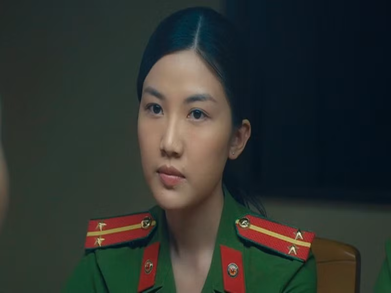 Đóng nữ công an Dương trong Biệt dược đen, Lương Thanh bị chê diễn cứng, nhạt nhòa. Nhiều khán giả cho rằng cô chỉ phù hợp đóng vai phản diện như tiểu tam trong Hoa hồng trên ngực trái, cô gái chuyên đi lừa đàn ông lấy tiền trong Dưới bóng cây hạnh phúc. Ảnh: Hoa Học Trò.