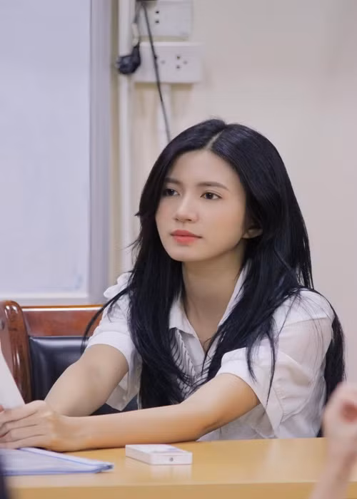 Trước những ý kiến trái chiều về diễn xuất, Ngọc Huyền cho hay: “Thực ra mình không buồn chút nào! Bởi vì mình luôn nghĩ phải bình tĩnh đón nhận tất cả các thông tin đa chiều, từ các ý kiến góp ý của khán giả. Trong những ngày vừa qua, mình rất biết ơn mọi người đã quan tâm, theo dõi mình cũng như vai diễn Thảo trong Món quà của cha. Những bình luận, nhận xét mang tính chất đóng góp, xây dựng mình luôn ghi nhận, từ đó rút ra kinh nghiệm, trau dồi từng ngày cho bản thân mình tốt lên. Không có sự may mắn hay ăn may nào có kết quả nếu như bạn không cố gắng nỗ lực". Ảnh: VOV.